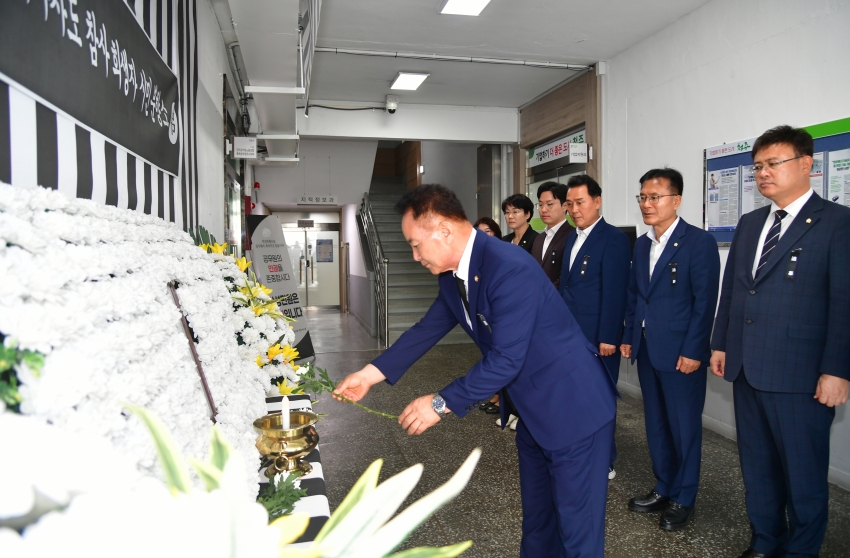 청주시의회 의장단·상임위원장단, 오송 참사 1주기 분향소 참배