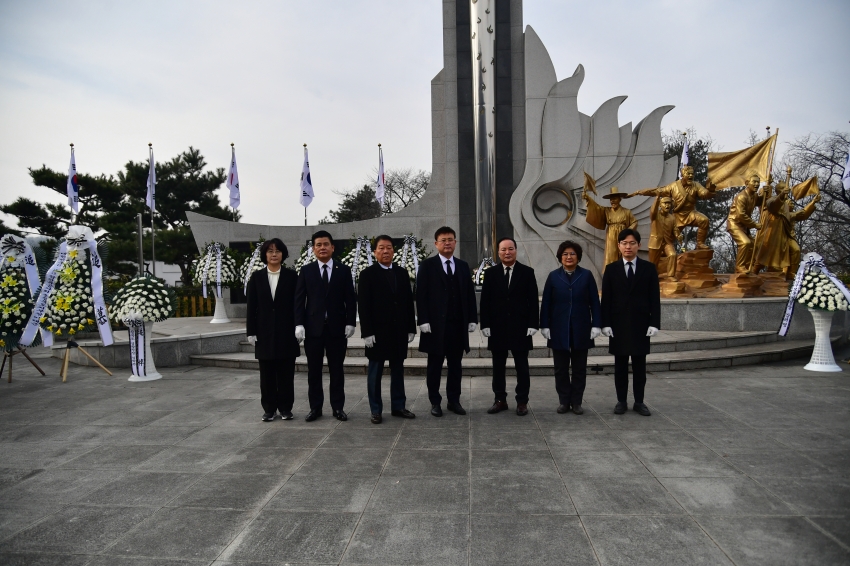 청주시의회, 제106주년 3․1절 독립유공자 참배