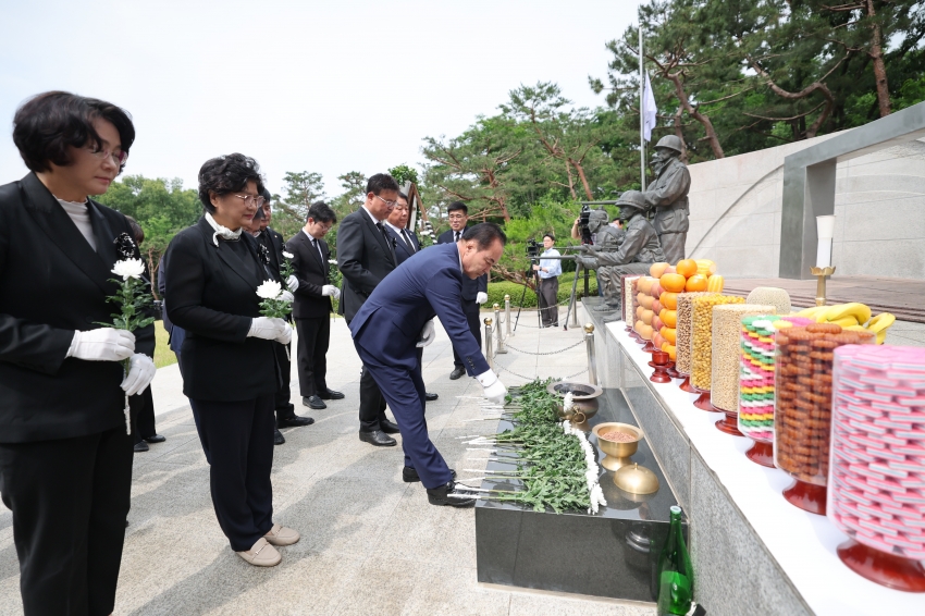청주시의회, 현충일 맞아 충혼탑 참배