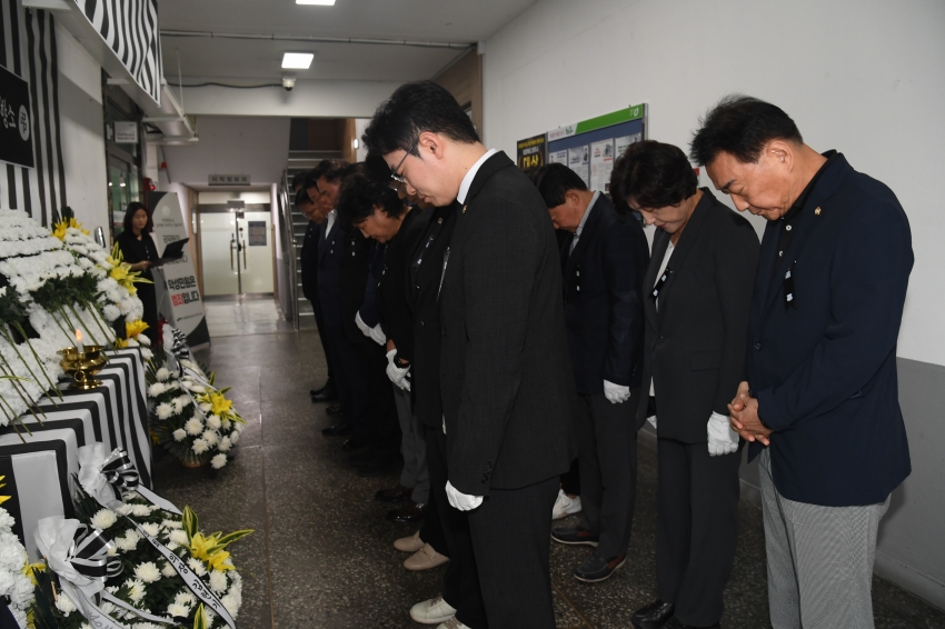 청주시의회, 오송참사 시민분향소 찾아 희생자 추모