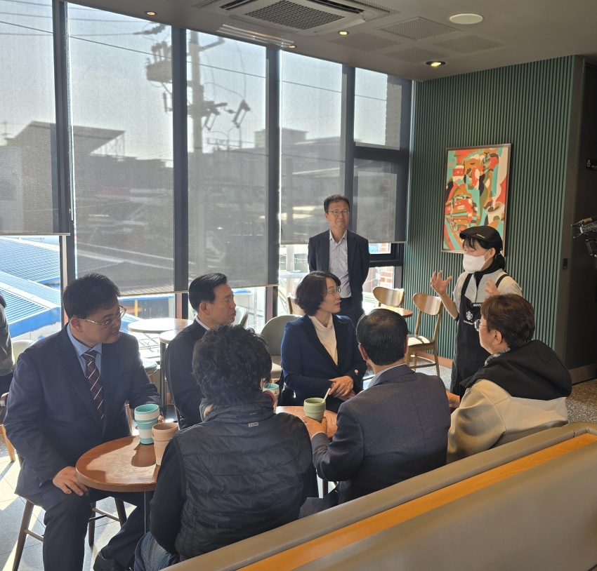 청주시의회 보건환경위원회, 스타벅스 일회용컵 회수보상제 현장 방문