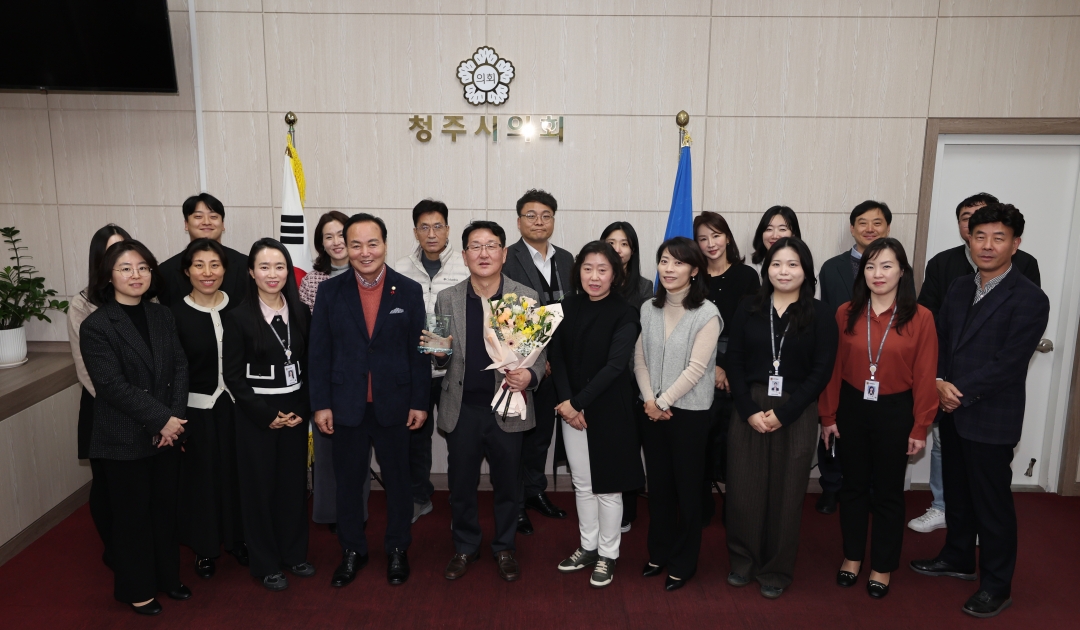 청주시의회 전문위원 공로패 수여식 6번째