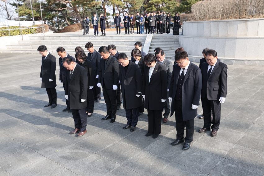 청주시의회, 제107주년 3․1절 맞아 독립유공자 참배