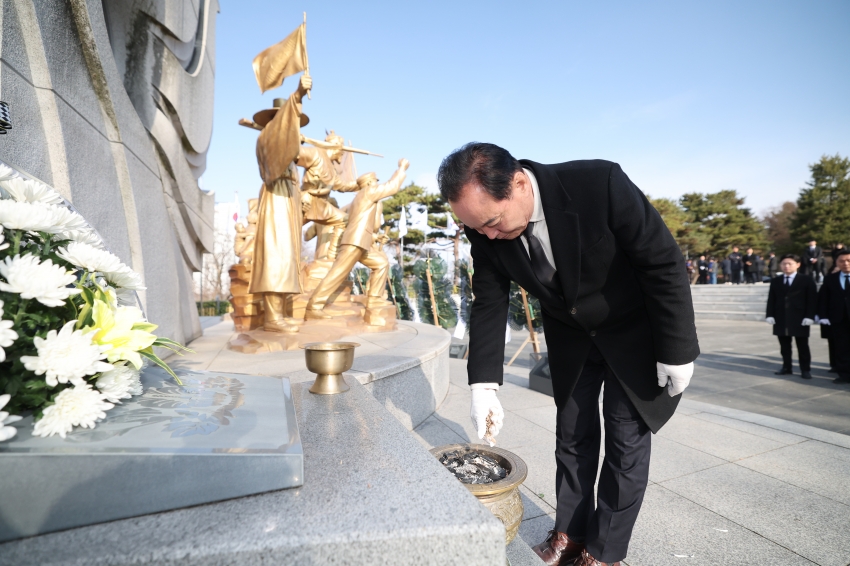 청주시의회, 제107주년 3․1절 맞아 독립유공자 참배