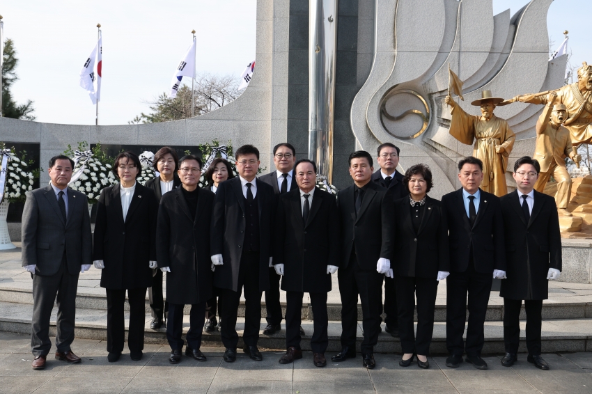 청주시의회, 제107주년 3․1절 맞아 독립유공자 참배