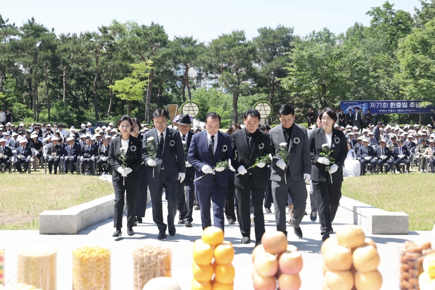 청주시의회, 제71회 현충일 맞아 충혼탑 참배