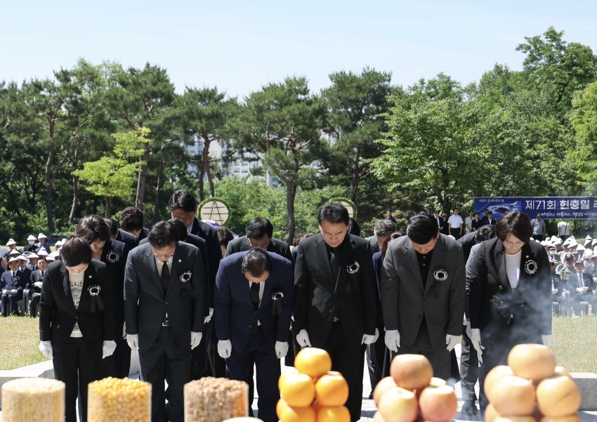 청주시의회, 제71회 현충일 맞아 충혼탑 참배