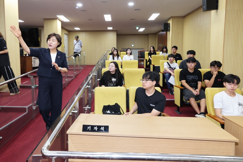 청주시의회, 청소년 의회체험활동 운영…“살아있는 민주시민 교육의 장”