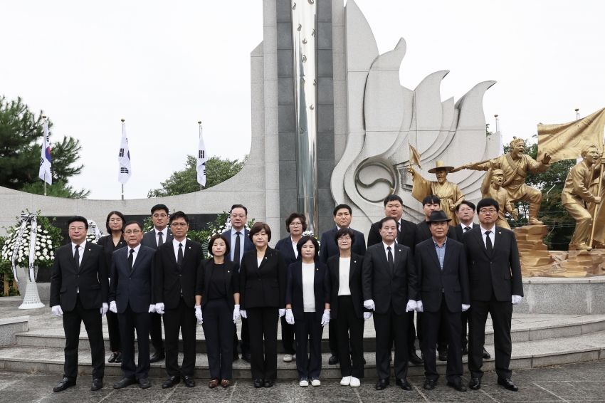 청주시의회, 광복 제81주년 맞아 순국선열 추모 참배