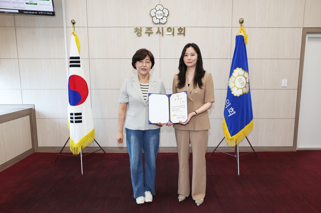 청주시의회 입법·법률고문 위촉장 수여식 3번째