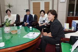 윤리심사자문위원 위촉장 수여식 6번째