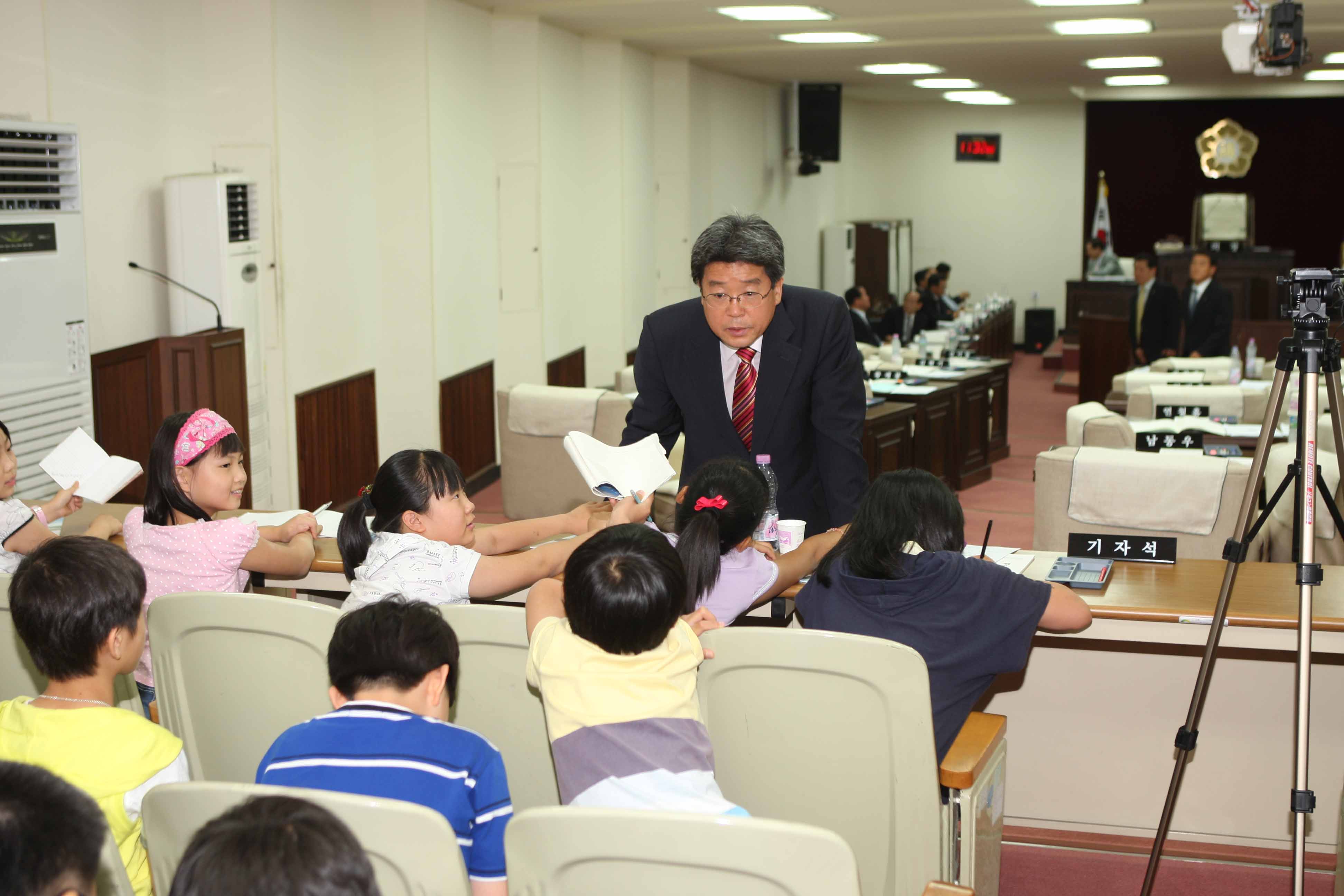 새터초등학교 어린이회 임원 청주시의회 견학